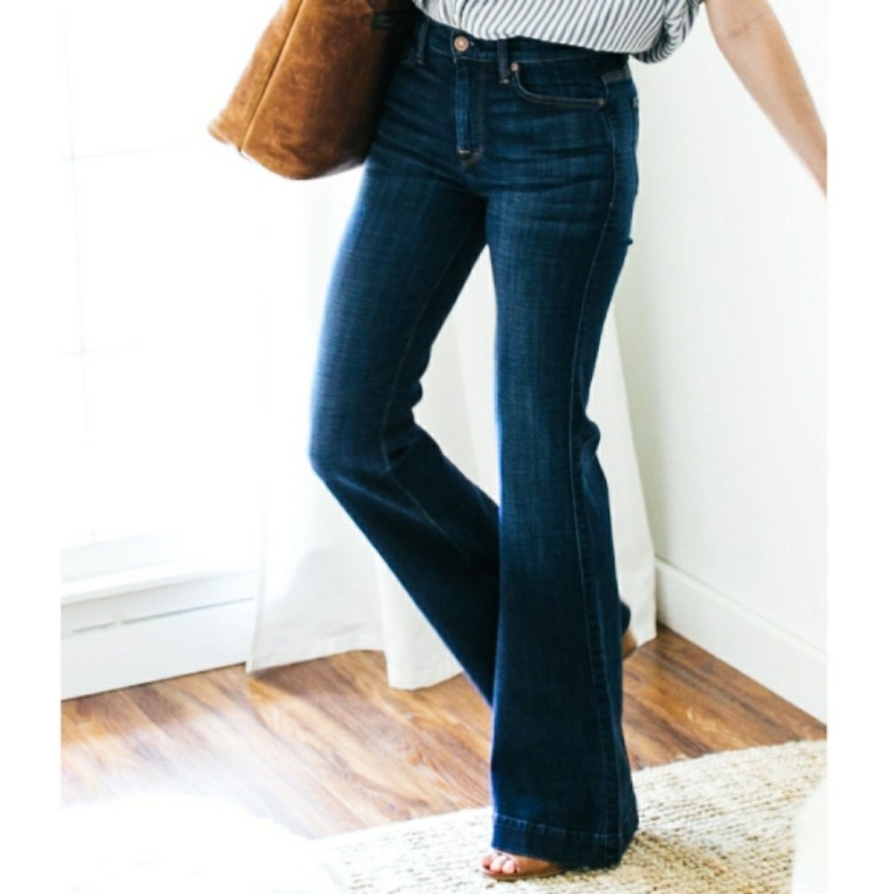 Seven7 Jeans Flare Style. EUC